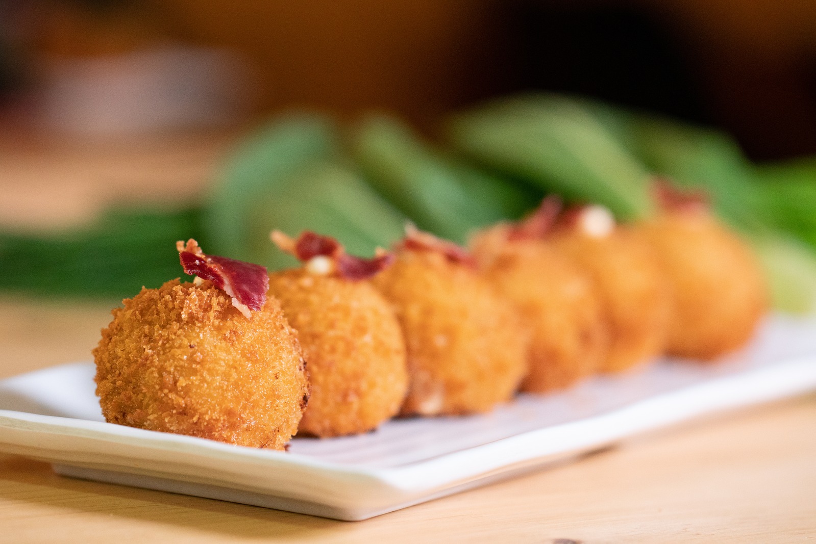 Croquetas dorées au jambon servies en tapas