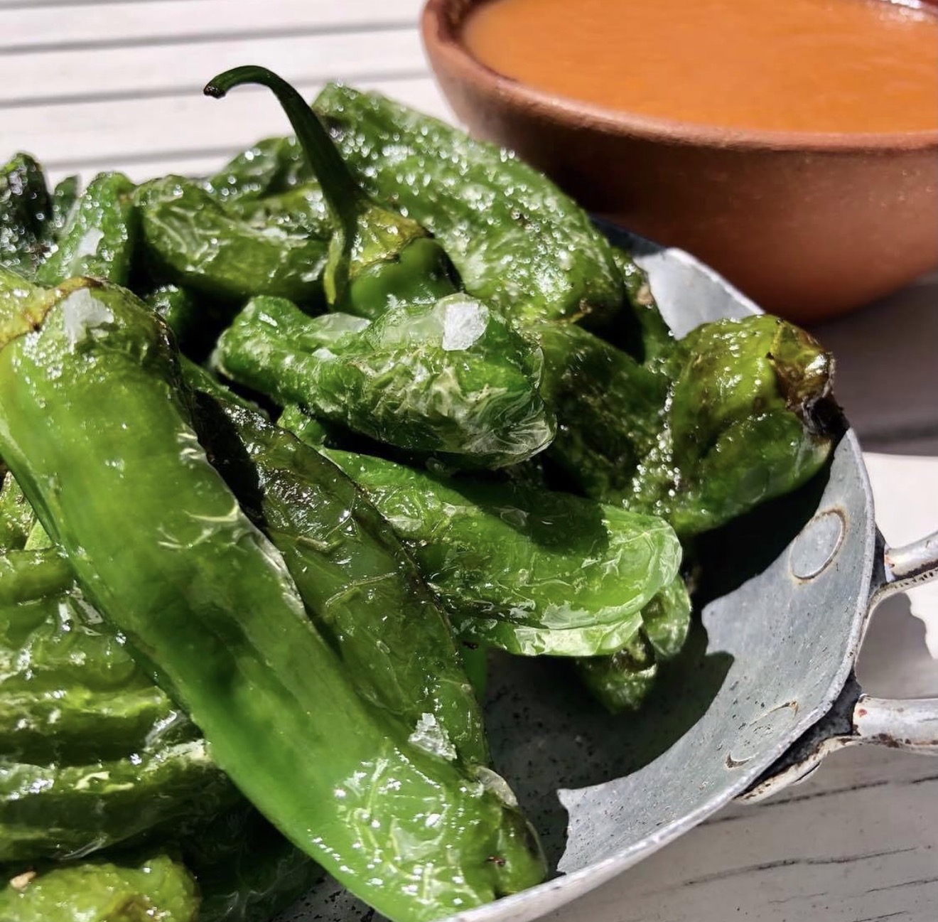 Pimientos de padrón grillés